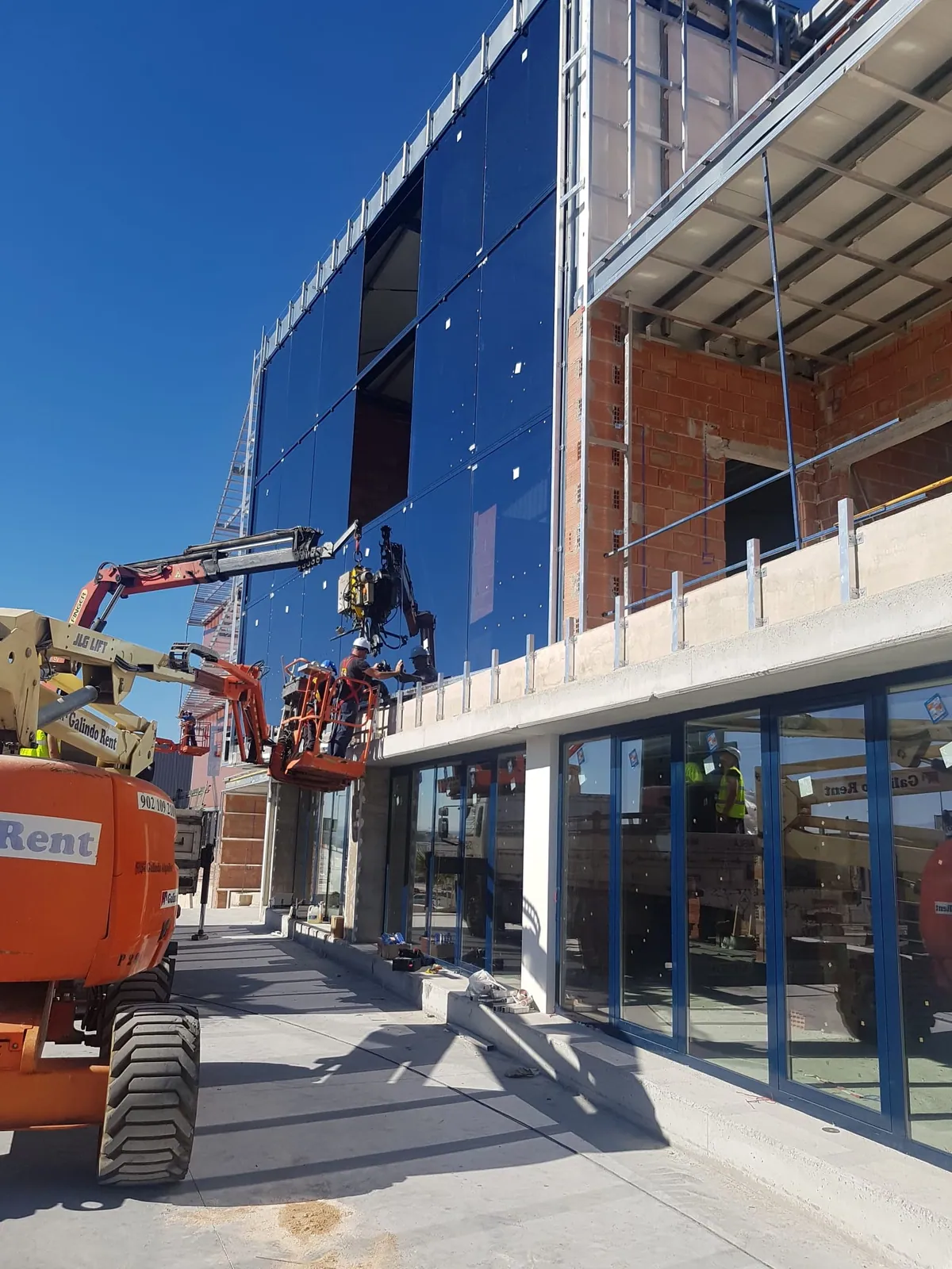 Equipo de ALCERO montando una cristalera en obra
