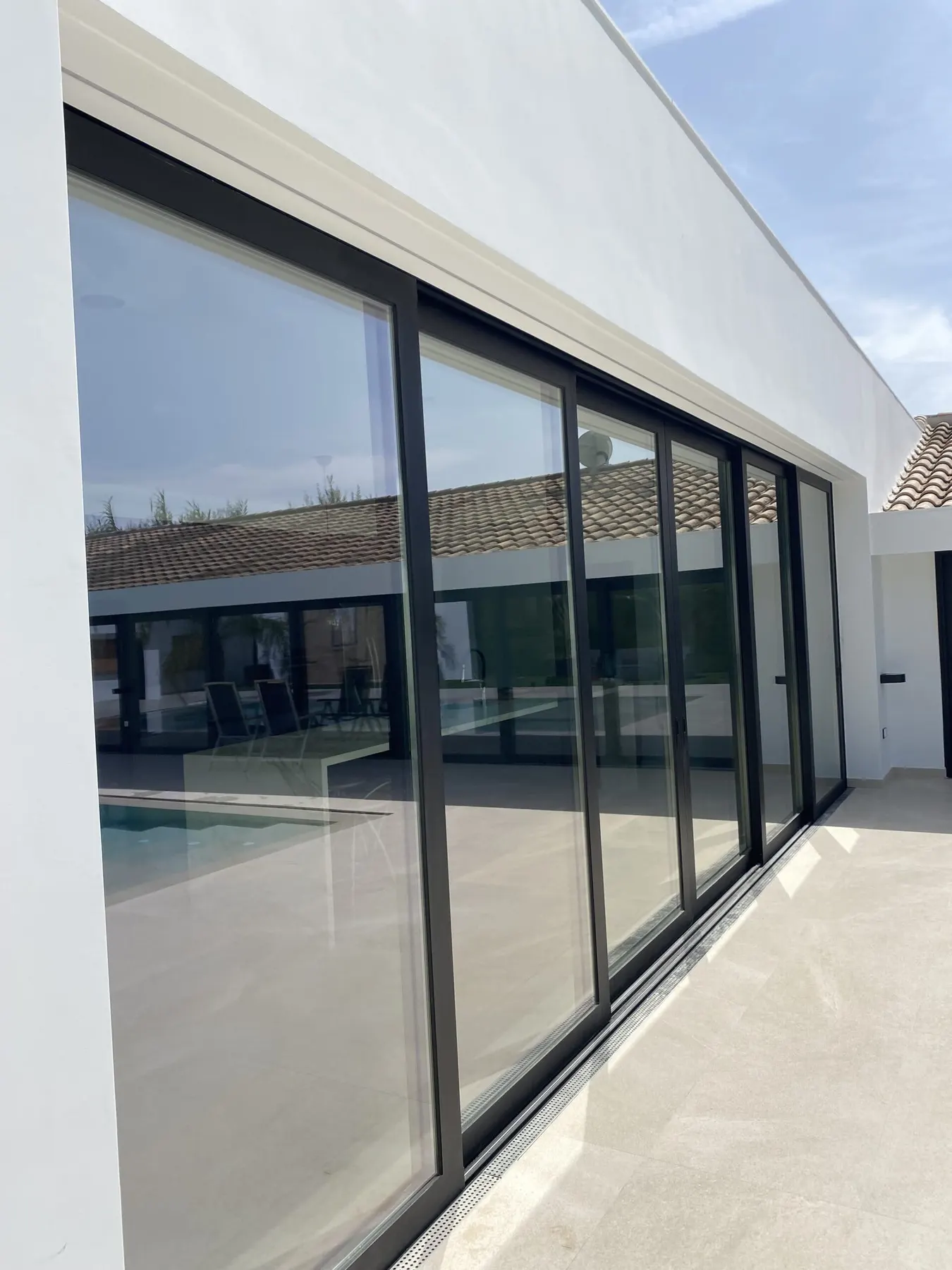 Instalación de carpintería de aluminio realizada por Alcero